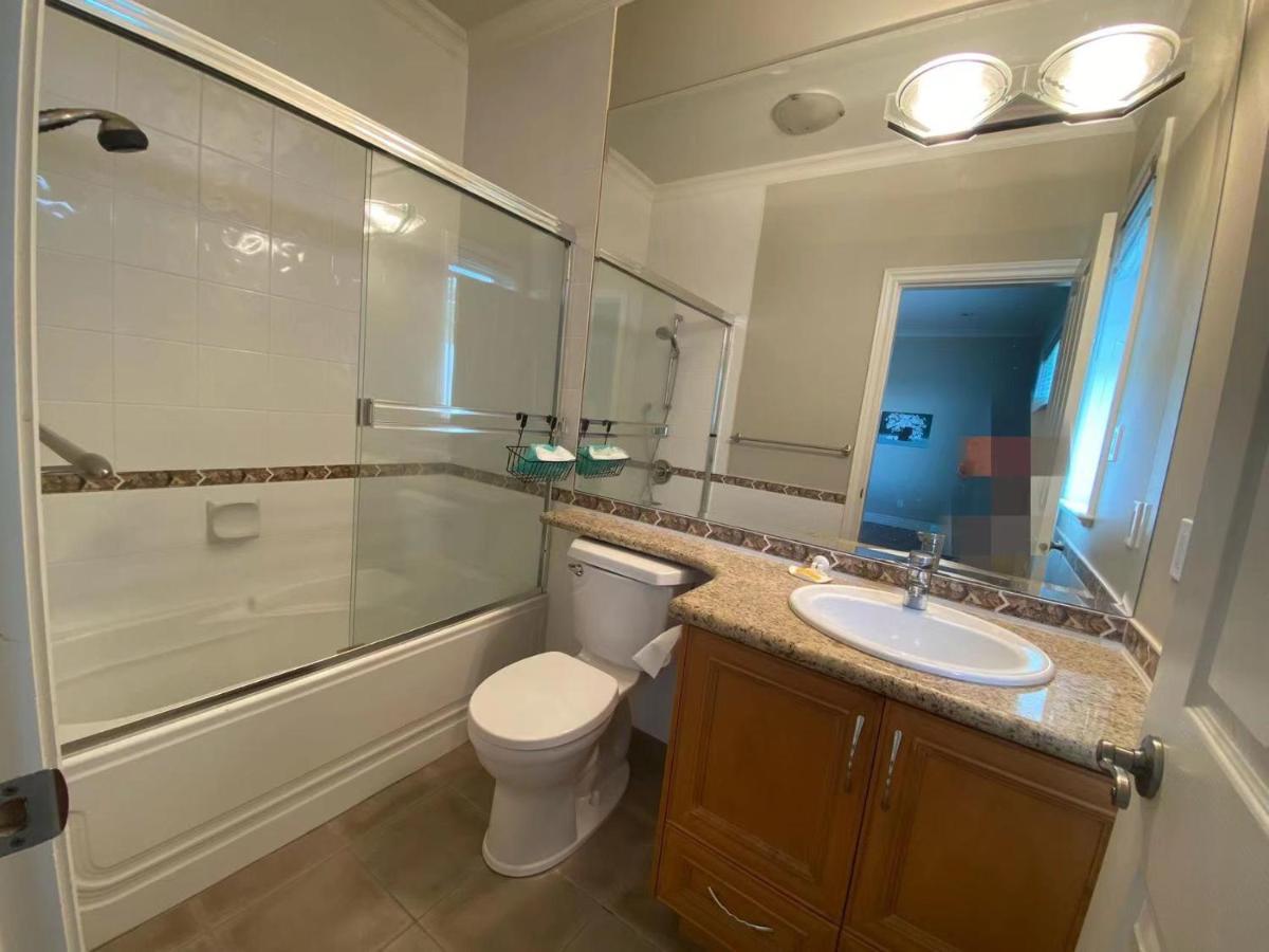 Lucky Room, A Comfortable Bedroom With Private Bathroom Close To Yvr Richmond Buitenkant foto